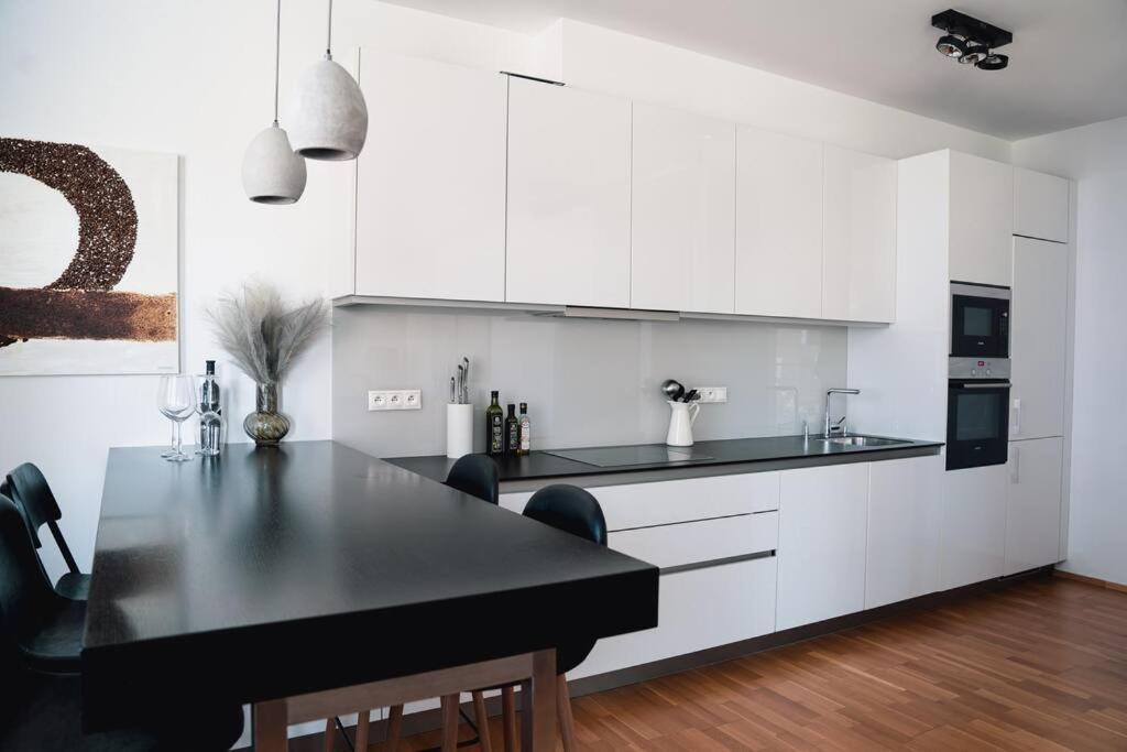 Prague Marina River View Apartment Close To City Centre Free Parking מראה חיצוני תמונה