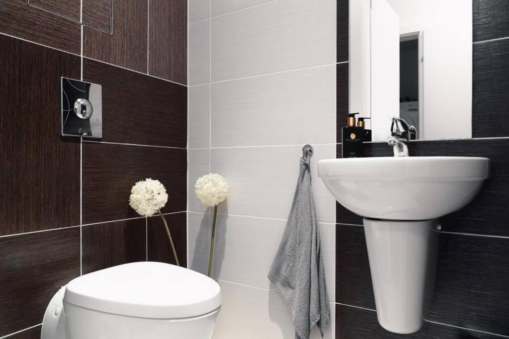 Prague Marina River View Apartment Close To City Centre Free Parking מראה חיצוני תמונה
